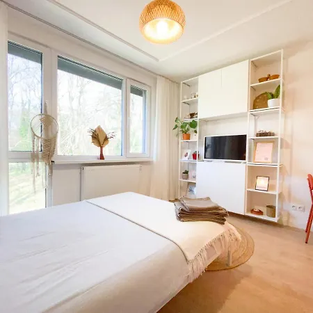 Apartament Fala By Metro No-Ac Rolety Blackout A Fan Self-Checkin Parkview 30Min Metro To Narodowy Stadium Klub Stodola Sgh Public Parking Fast Wifi * Varsó