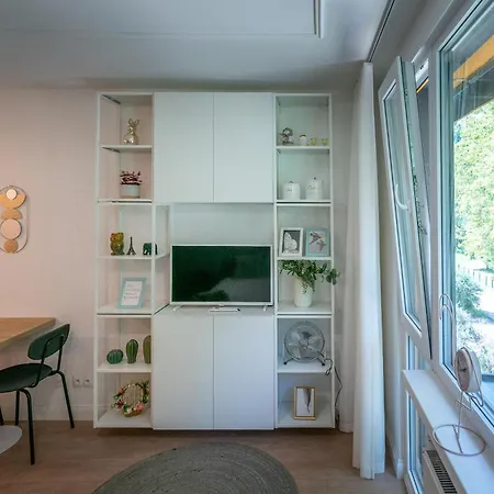Apartament Fala By Metro No-Ac Rolety Blackout A Fan Self-Checkin Parkview 30Min Metro To Narodowy Stadium Klub Stodola Sgh Public Parking Fast Wifi Apartman Varsó