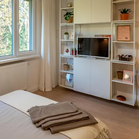 アパート Apartament Fala By Metro No-Ac Rolety Blackout A Fan Self-Checkin Parkview Klub Stodola Sgh Public Parking Fast Wifi